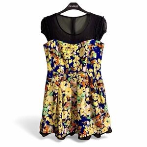 ⭐️ Karity Shear Top Fitted Floral Lined Dress With Pockets - PTP 18